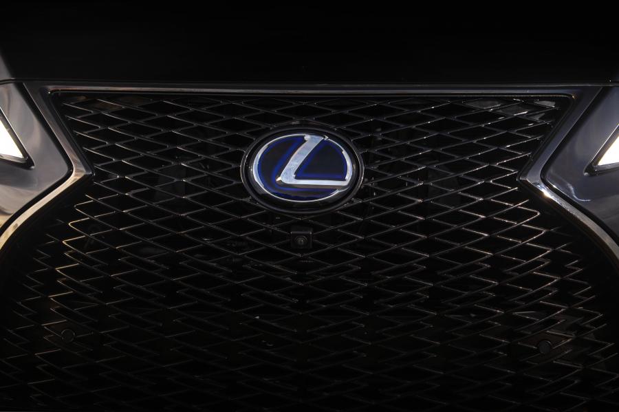 Логотип Lexus RX450h F-Sport 2019 года  (NA) (фото 22 из 37)